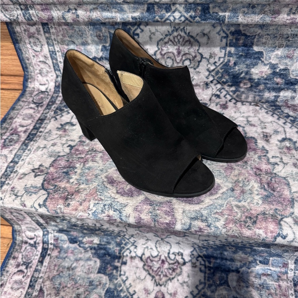 Naturalizer Black Peep-Toe Heels size 9
